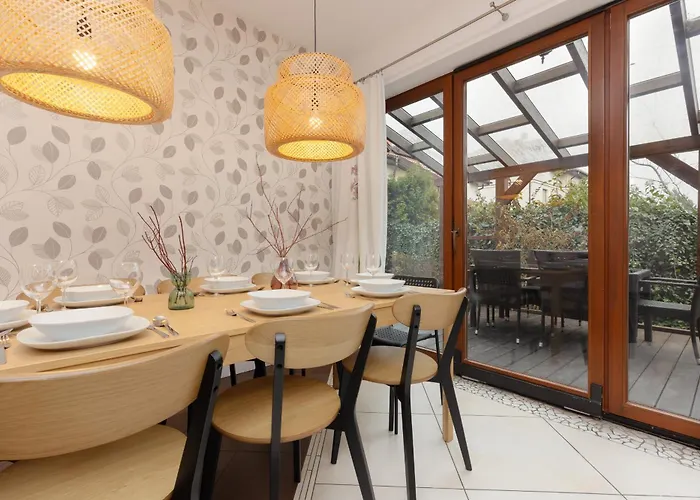 Spacious Two-story 4-bedroom House With Parking And Garden In By Renters Сasa de vacaciones