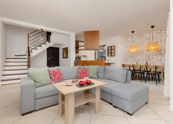 Spacious Two-story 4-bedroom House With Parking And Garden In By Renters Сasa de vacaciones *