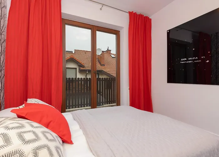 Spacious Two-story 4-bedroom House With Parking And Garden In By Renters *