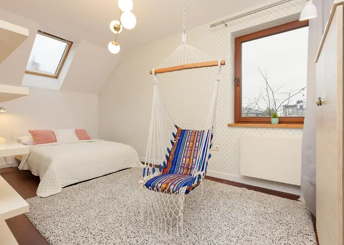 Spacious Two-story 4-bedroom House With Parking And Garden In By Renters