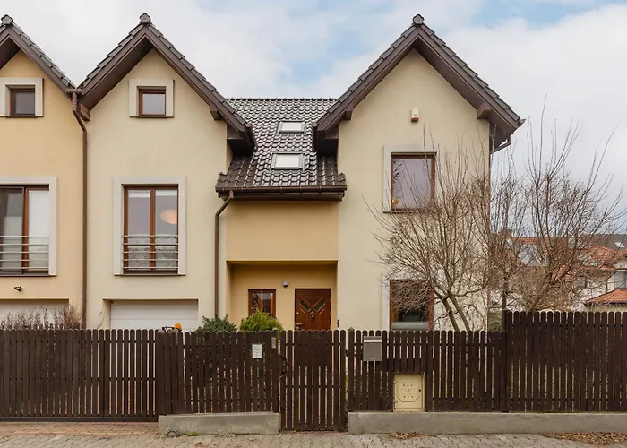 Spacious Two-story 4-bedroom House With Parking And Garden In By Renters *