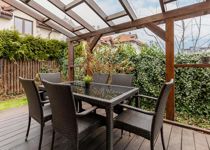 Spacious Two-story 4-bedroom House With Parking And Garden In By Renters Varsovia