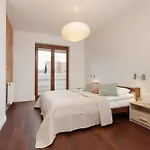 Дом отдыха Spacious Two-story 4-bedroom House With Parking And Garden In By Renters Варшава
