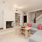 Spacious Two-story 4-bedroom House With Parking And Garden In By Renters Варшава