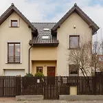 Spacious Two-story 4-bedroom House With Parking And Garden In By Renters *