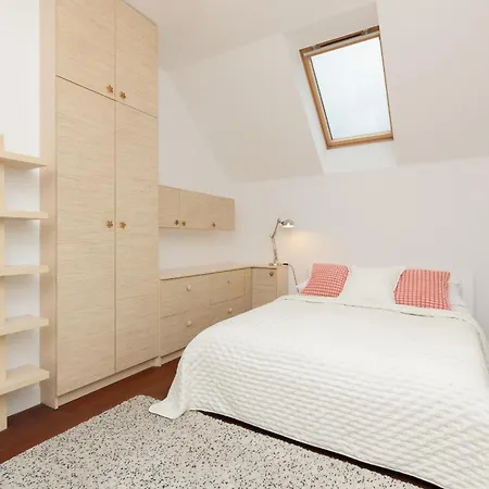 Spacious Two-story 4-bedroom House With Parking And Garden In By Renters 华沙