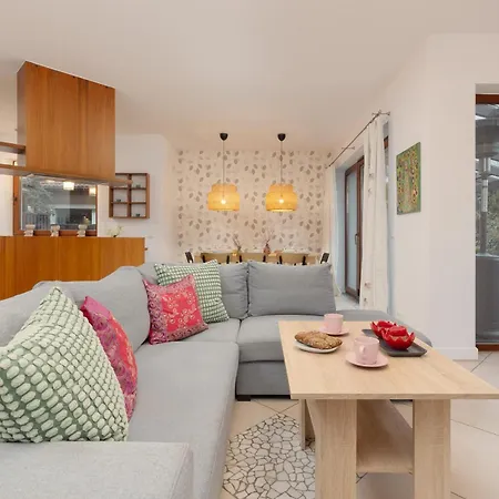 度假居 Spacious Two-story 4-bedroom House With Parking And Garden In By Renters *