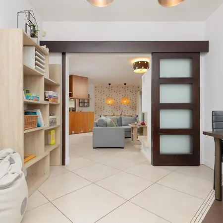 Spacious Two-story 4-bedroom House With Parking And Garden In By Renters 华沙