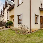 Spacious Two-story 4-bedroom House With Parking And Garden In By Renters Prázdninový dům *