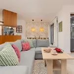 Prázdninový dům Spacious Two-story 4-bedroom House With Parking And Garden In By Renters *